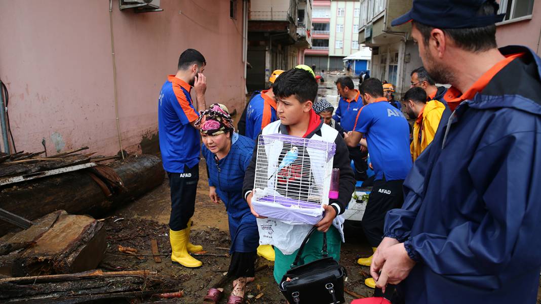 'Kırmızı kod' uyarısı yapılmıştı: Dereler taştı, yollar göle döndü, evleri su bastı! 21
